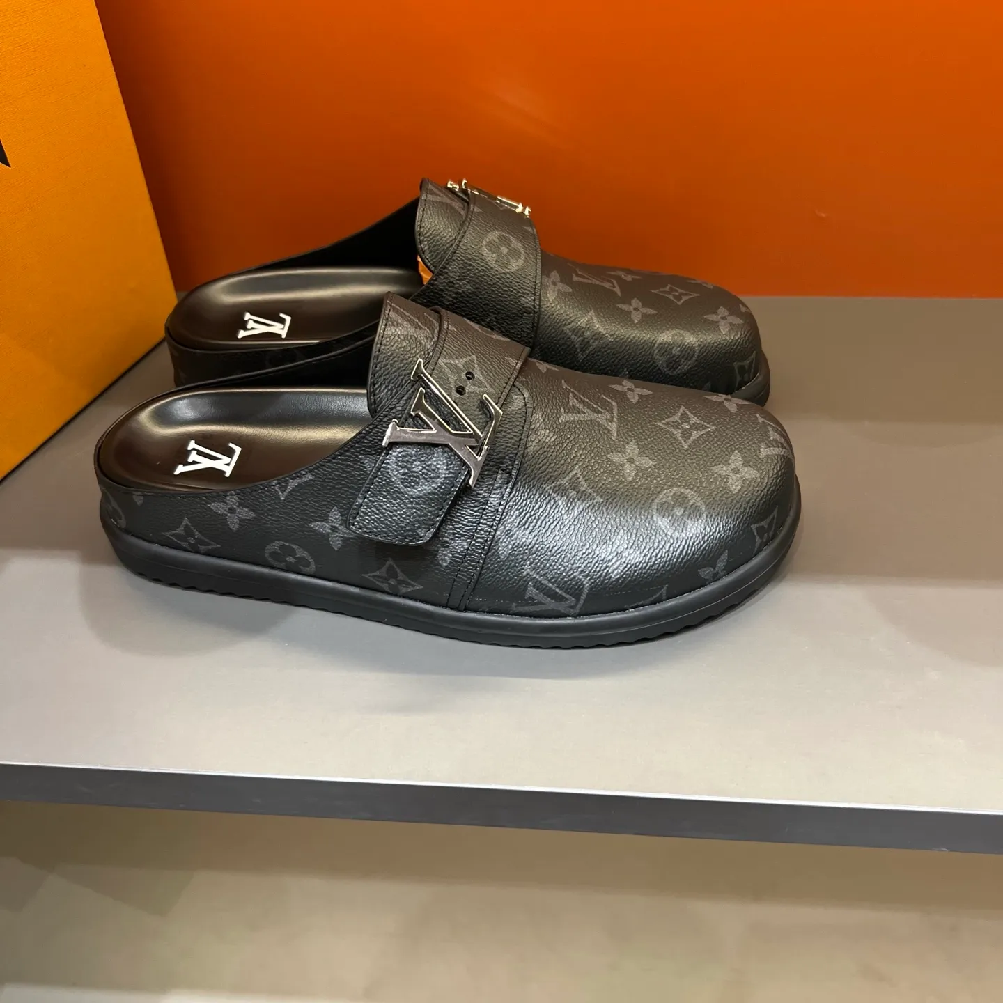 P340, LV Easy 2025 new men's casual sandals, made of suede cow leather, with Monogram pattern to highlight the trendy style. Adjustable straps illuminated with LV letters, while a resilient insole and micro outsole provide lightweight comfort. Made of suede cow leather with embossed Monogram pattern and brand element metal hardware✅Adjustable straps➕Tough insole‼ ️Micro outsole. Comfortable and easy to wear‼ ️ 38-45 (45 customized)